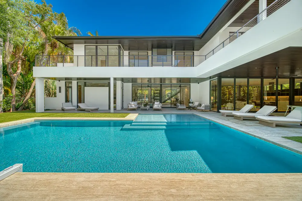 Piscina y exterior trasero de una casa moderna