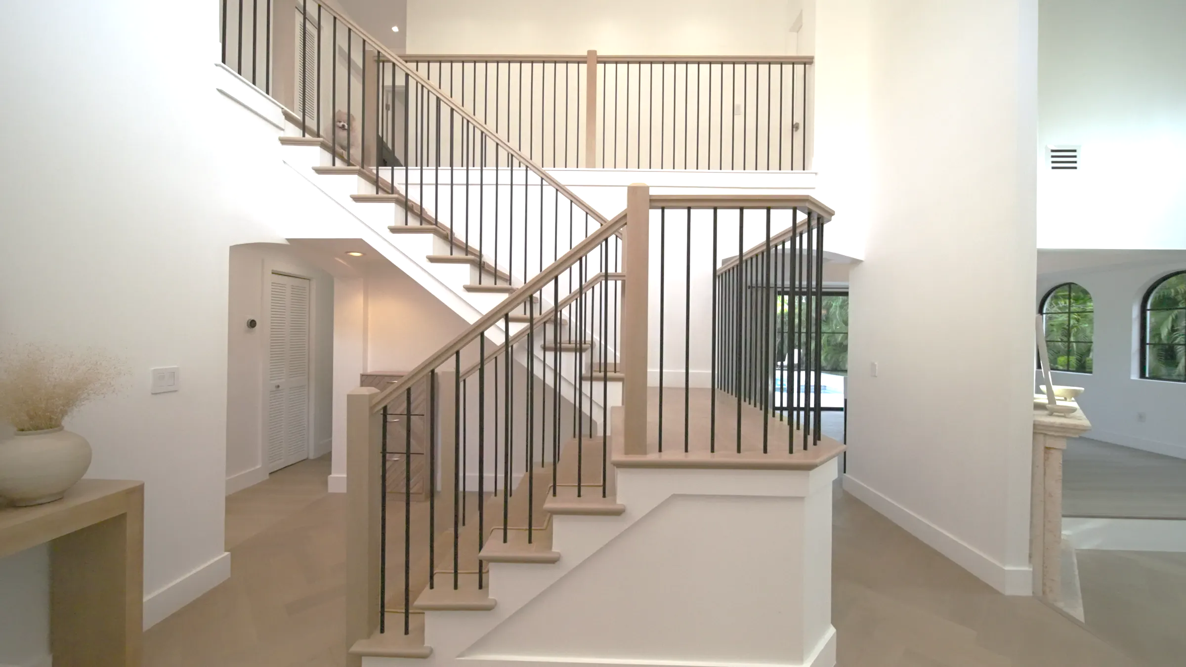 Floating staircase in a modern home